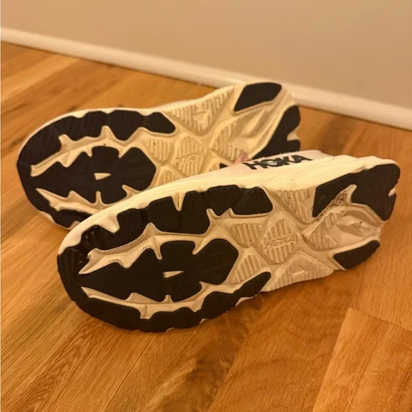 Hoka Women’s Arahi 8 Cream and Pink Athletic Sneakers - Picture 6 of 6